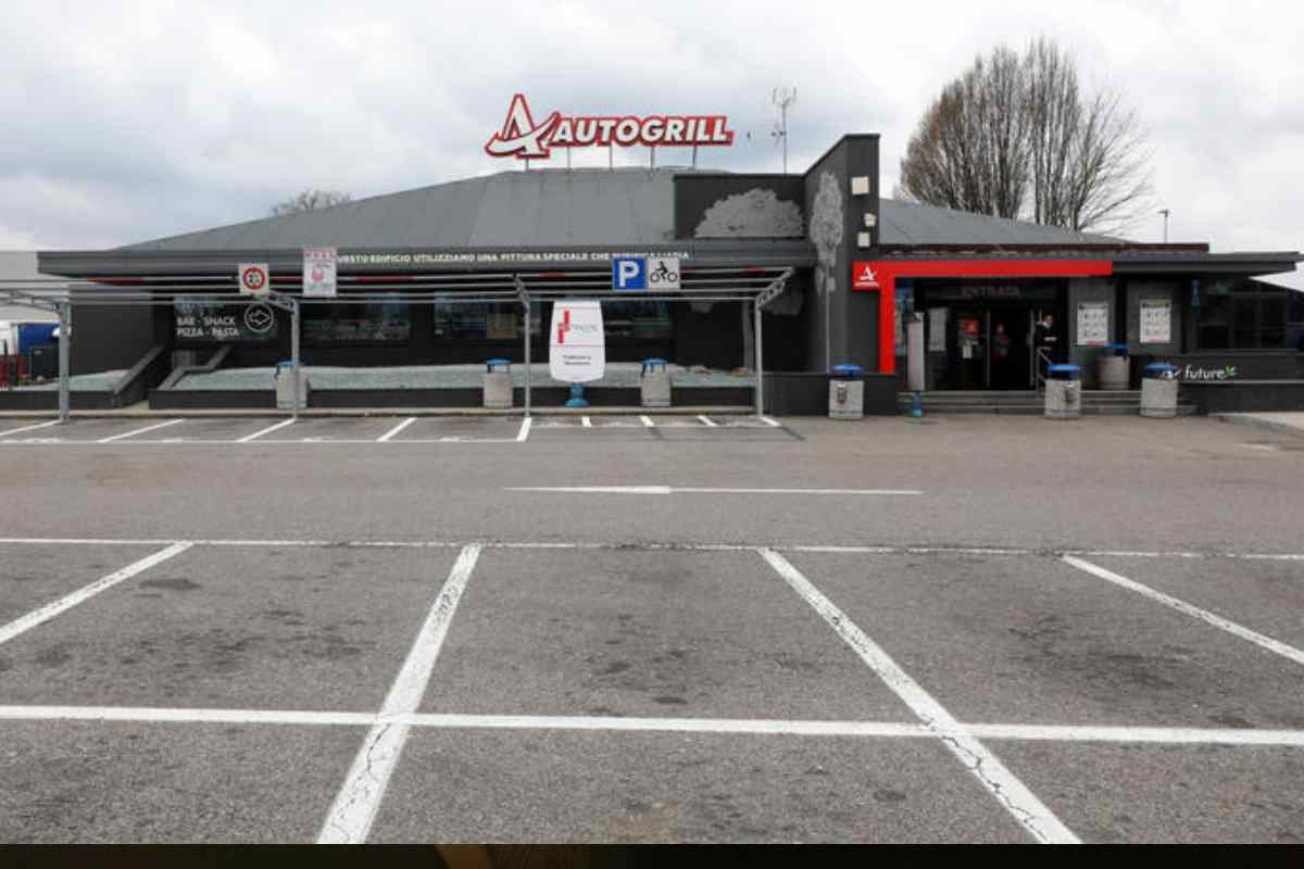Un autogrill visto dall'esterne, con parcheggio vuoto