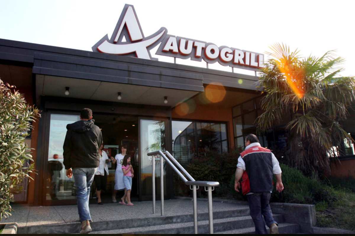 L'ingresso di un Autogrill con due clienti che entrano
