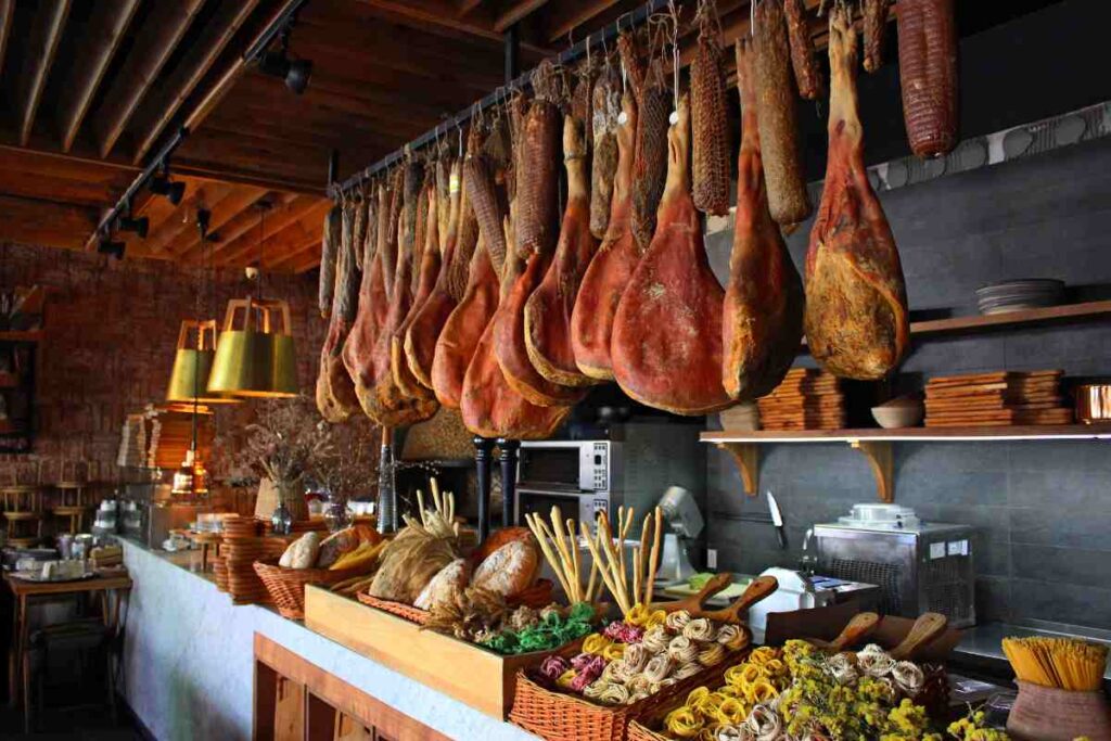 Stand con salami e formaggi toscani