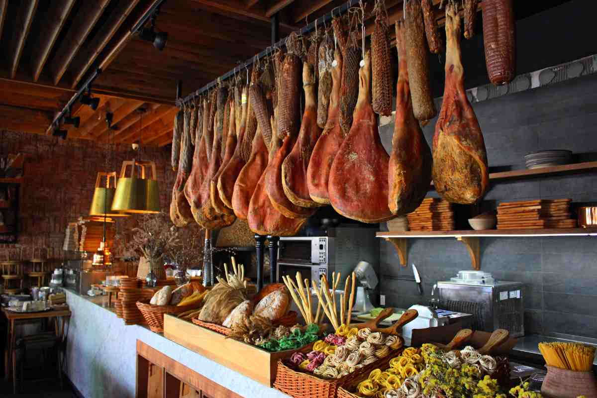 Stand con salami e formaggi toscani