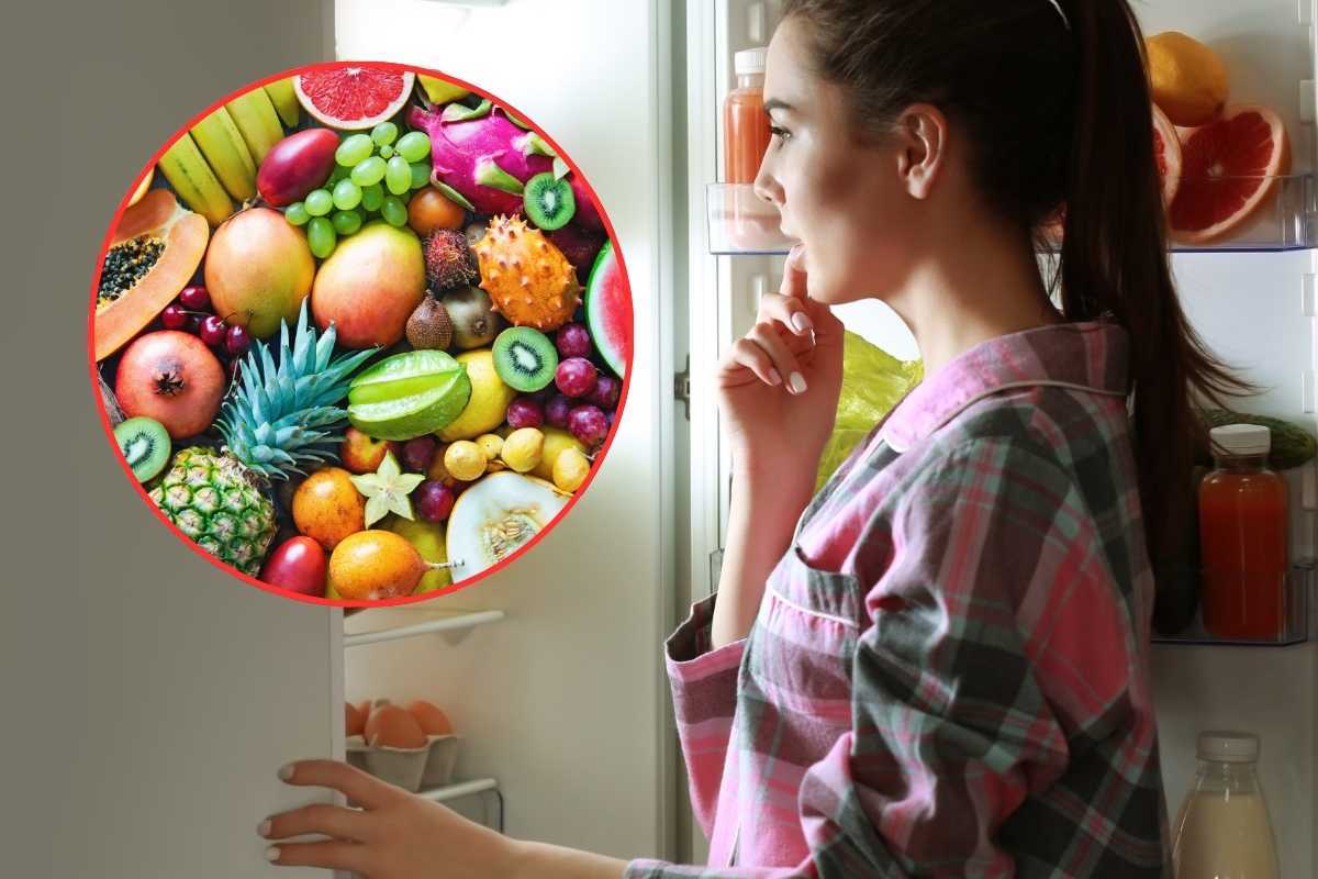 Donna che guarda frigorifero, frutta