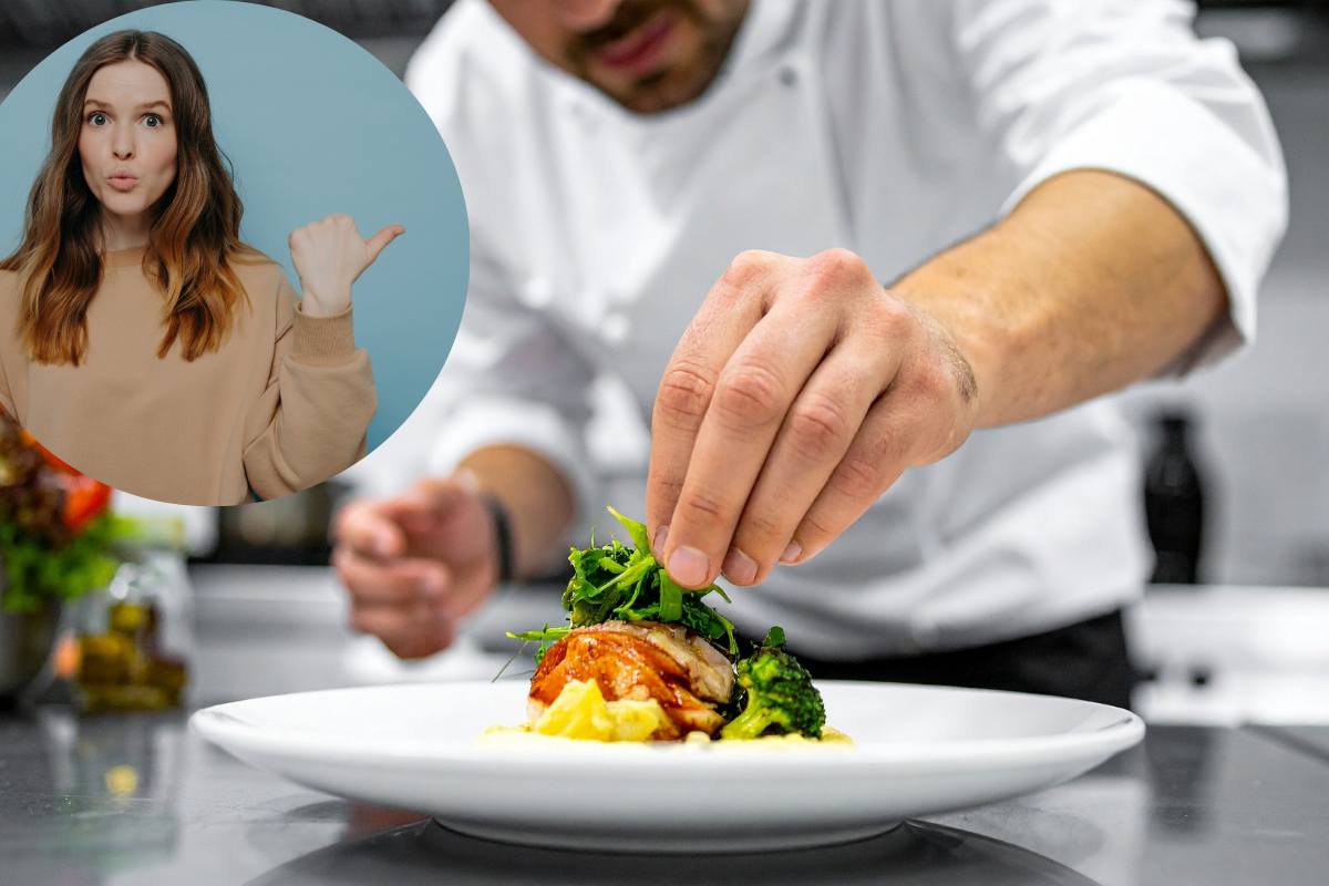 cuoco prepara un piatto, persona che indica entusiasta