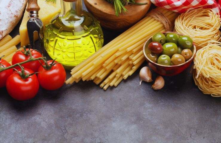 spaghetti, pomodori, olio, olive