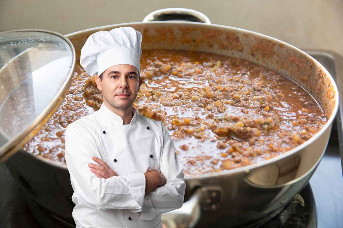 chef e pentola di ragù alla bolognese