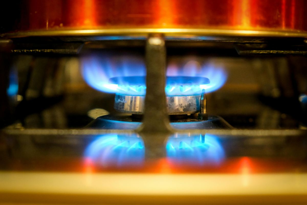 La fiammella accesa sotto una pentola in cucina