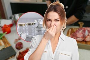 donna che si tappa il naso, barattoli in cornice e cucina sullo sfondo