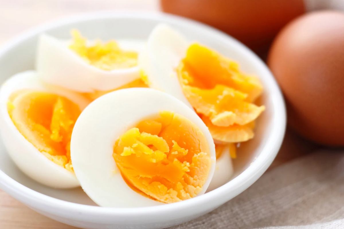Uova sode in un piatto tagliate e ametà
