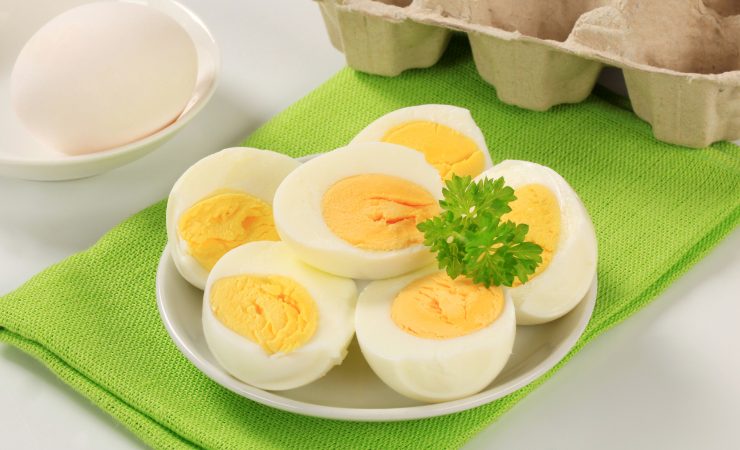 Uova sode in un piatto