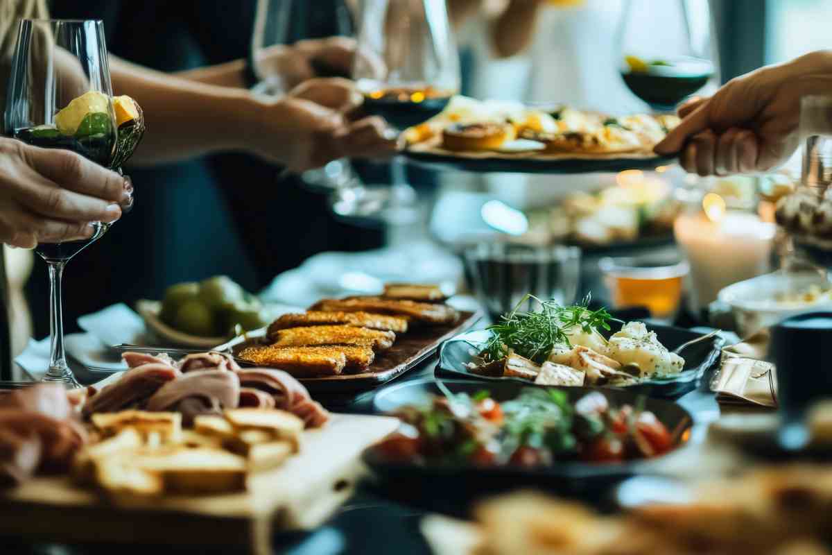 tanti piatti della buona cucina e mani che scambiano piatti