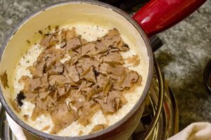 Fonduta di formaggio con scaglie di tartufo