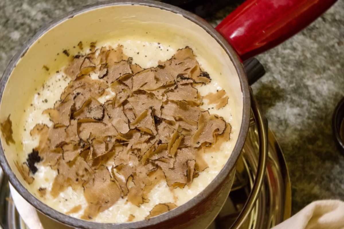 Fonduta di formaggio con scaglie di tartufo