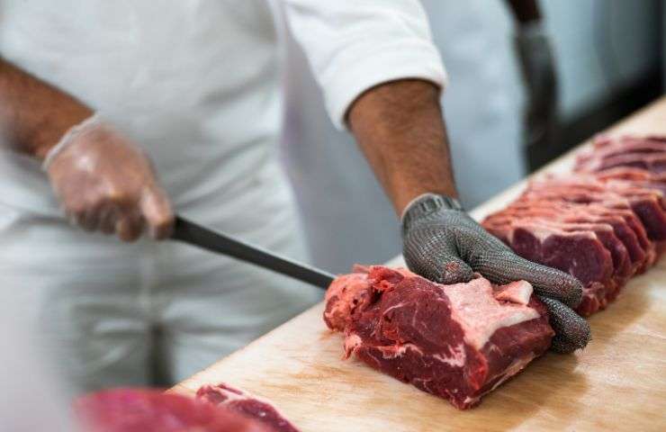Macellaio affetta la carne