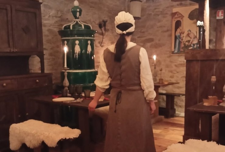 Cameriera di schiena nella Taverna del Castello di Zumelle 