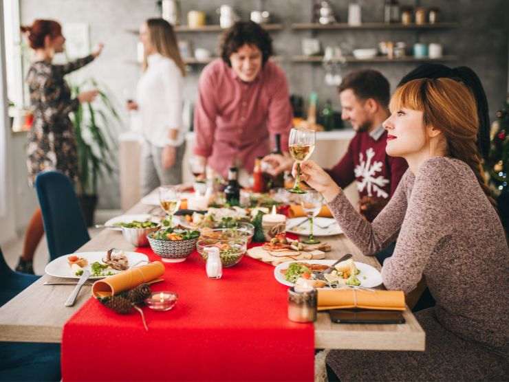 persone sedute intorno ad una tavola natalizia