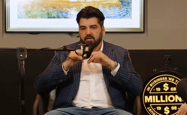 antonino cannavacciulo seduto mentre parla