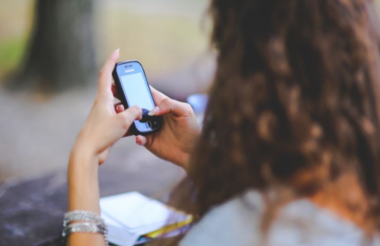 donna con telefono in mano