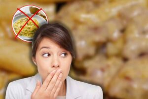 pasta alla norcina sullo sfondo, x rossa su spaghetti alla carbonara e donna sorpresa