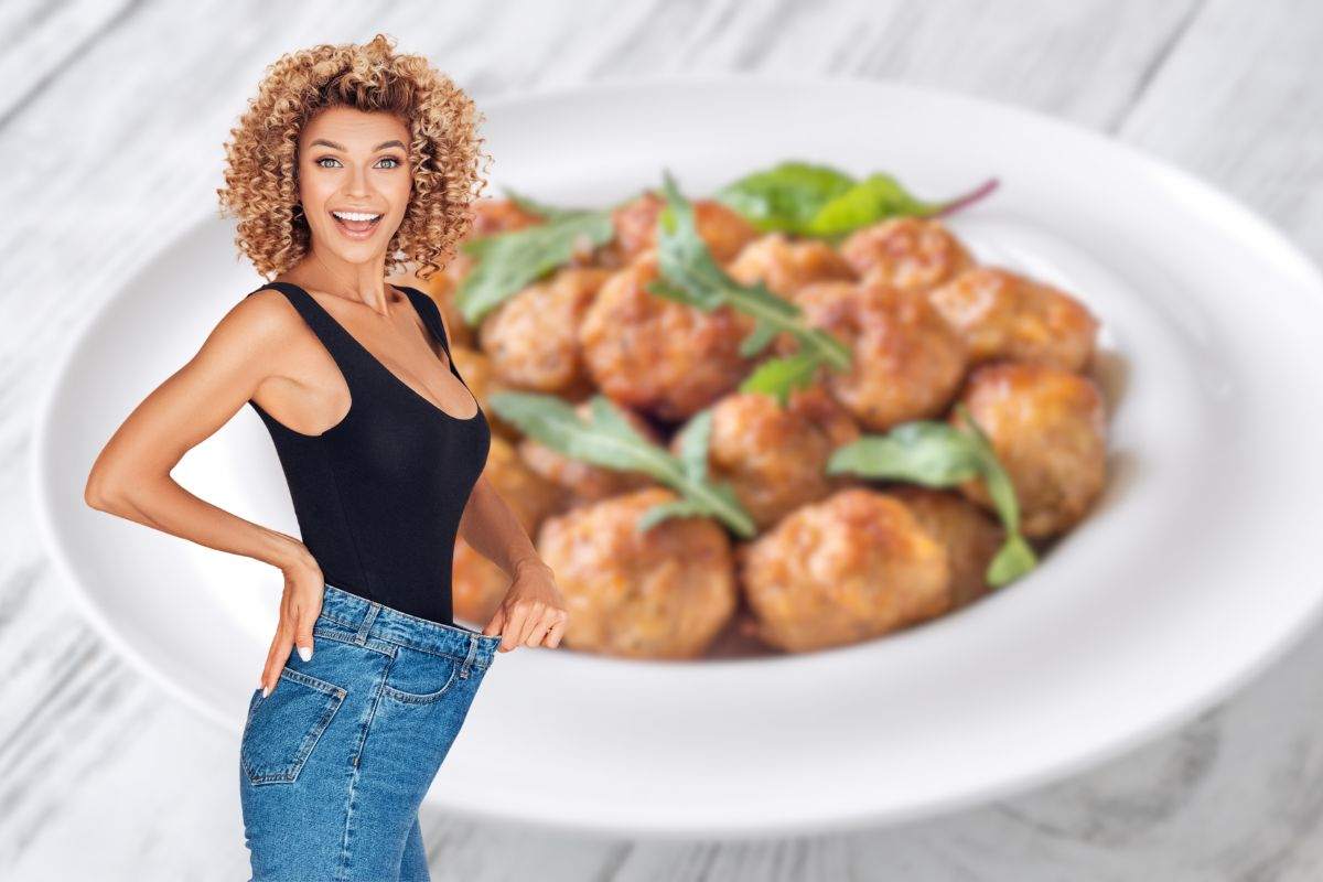 piatto di polpette e donna che mostra di aver perso peso