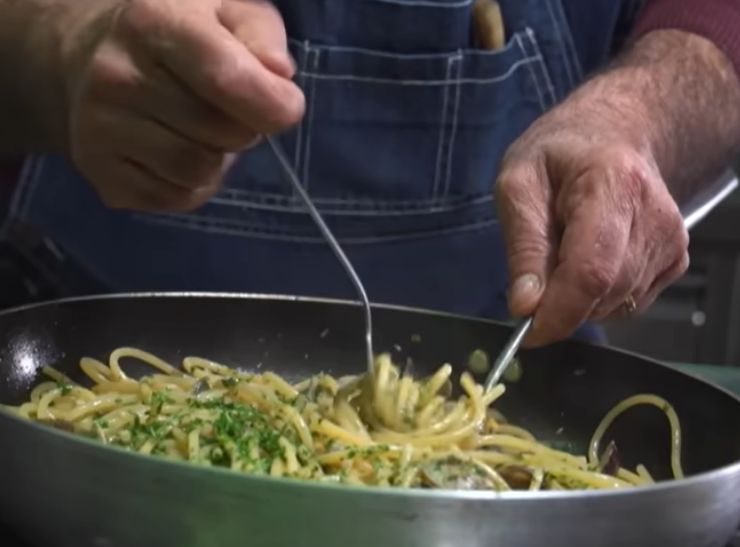 screen del video in cui giorgione prepara gli spaghetti alle vongole