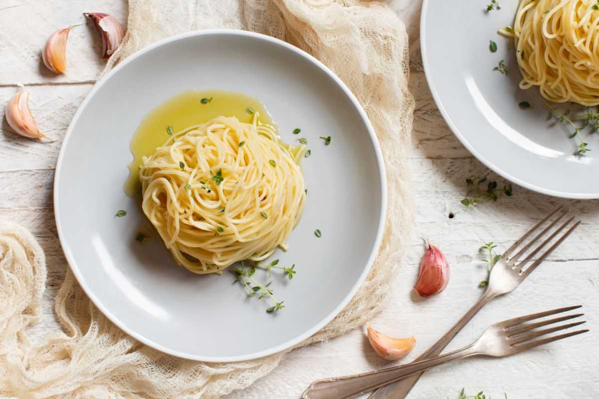 piatto di spaghetti aglio e olio