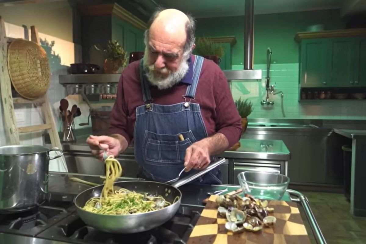 giorgione che cucina uno spaghetto di spaghetti con le vongole