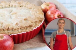 torta di mele, mele sfuse e donna con grembiule